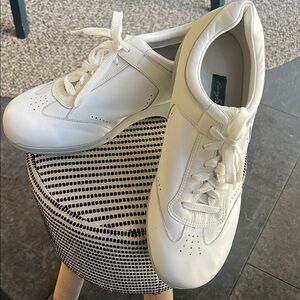 Easy Spirit White Leather Sneakers Minimalist Design. New without tags